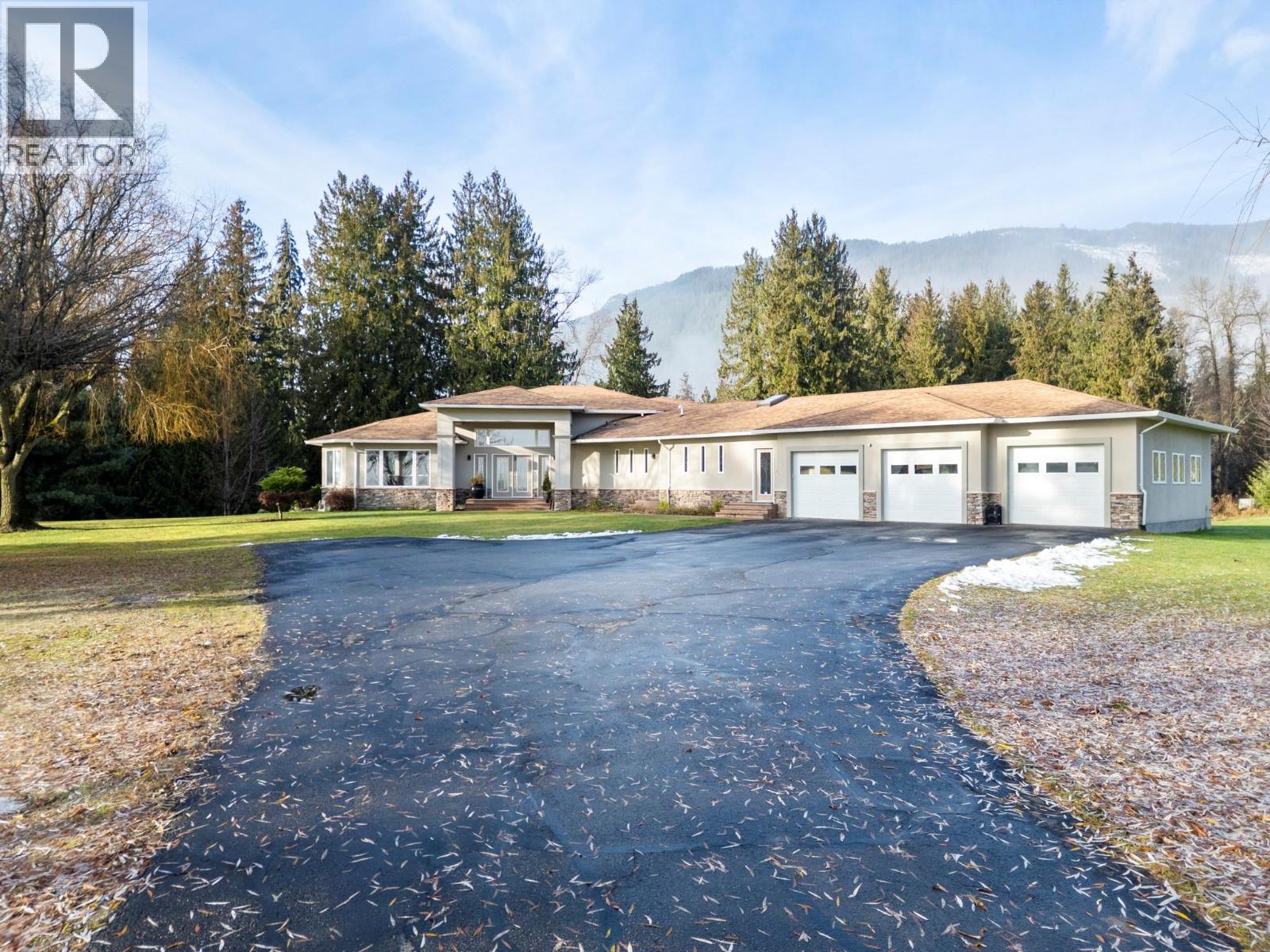 1200 Trans Canada Highway, Sicamous