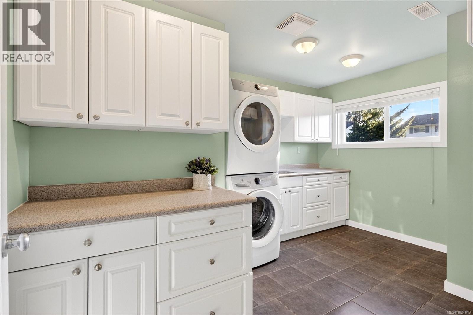 2424 Marlene Dr, Colwood