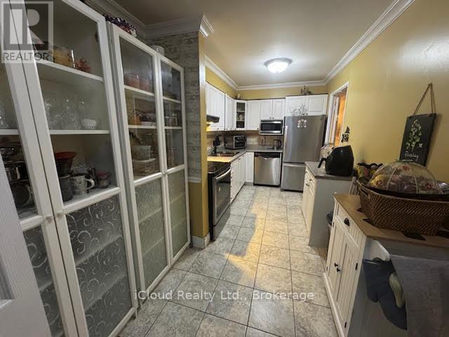 #1605 50 ELM DRIVE E - 17