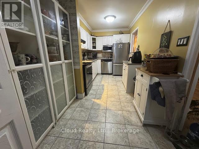 #1605 50 ELM DRIVE E - 18