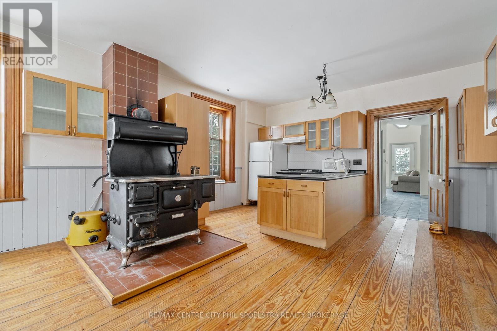 8548 WELLINGTON ROAD Property Photo