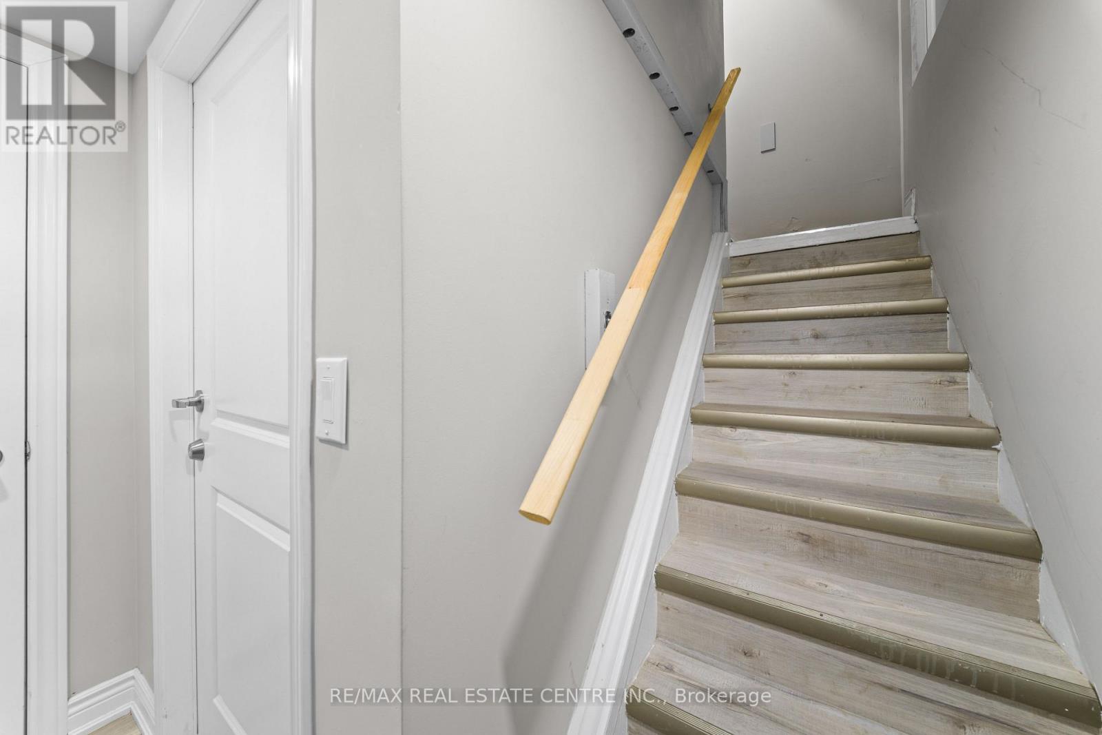 8 GOLDEN GATE DRIVE - 22