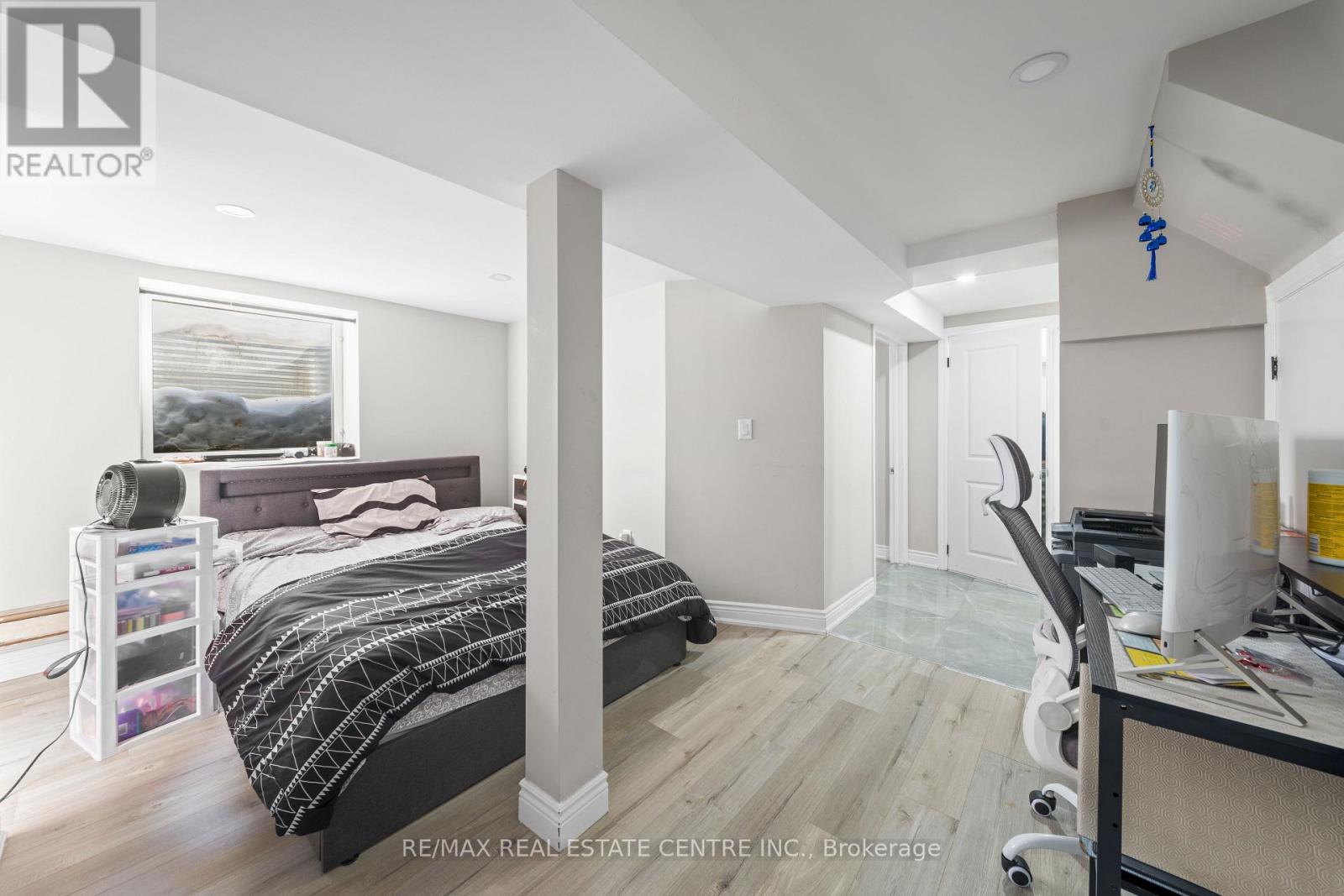 8 GOLDEN GATE DRIVE - 26