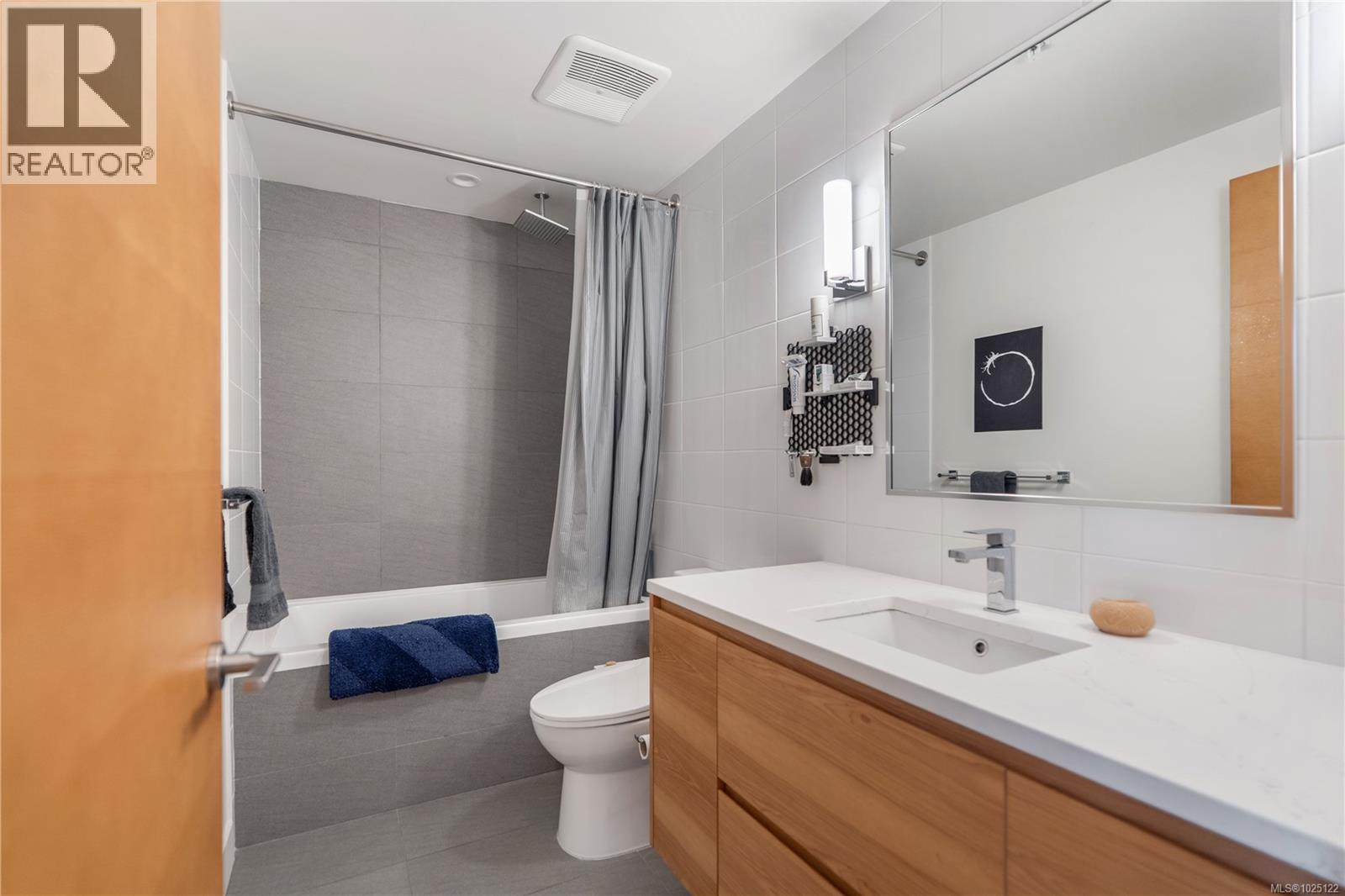 213 989 Johnson Street, Victoria