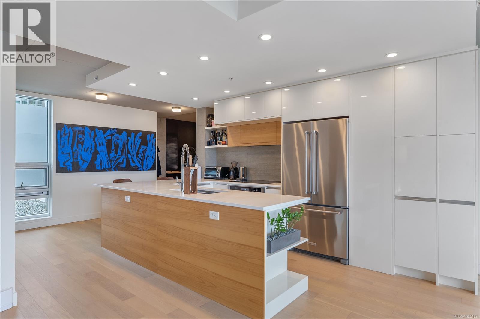 213 989 Johnson Street, Victoria