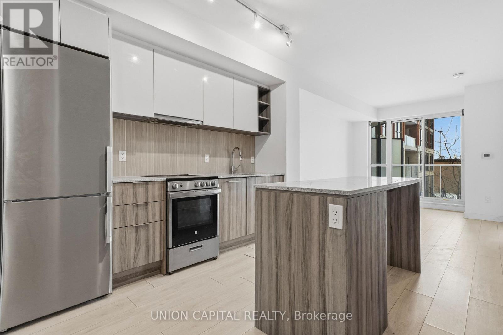 #222 31 TIPPETT ROAD - 10