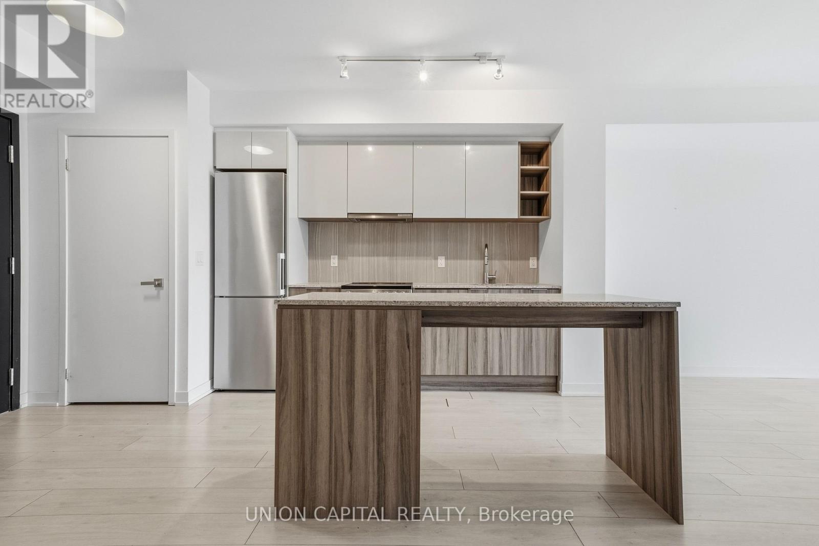 #222 31 TIPPETT ROAD - 9