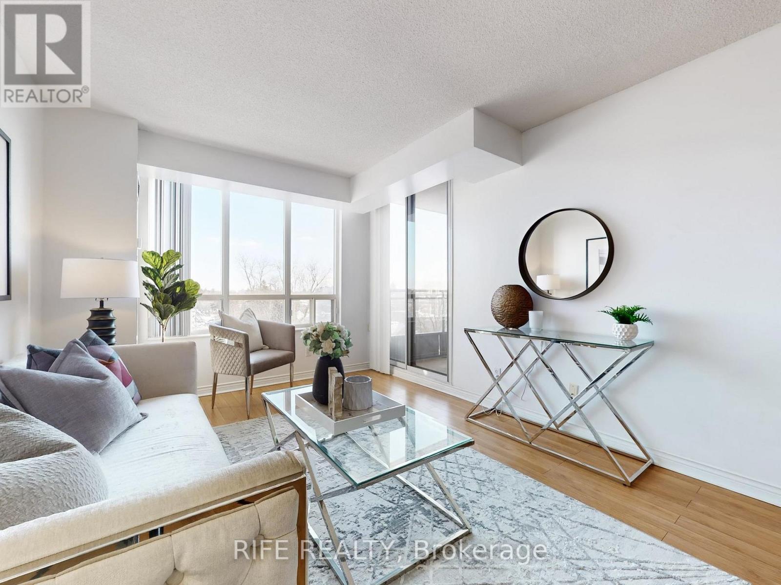 #906 260 DORIS AVENUE - 10