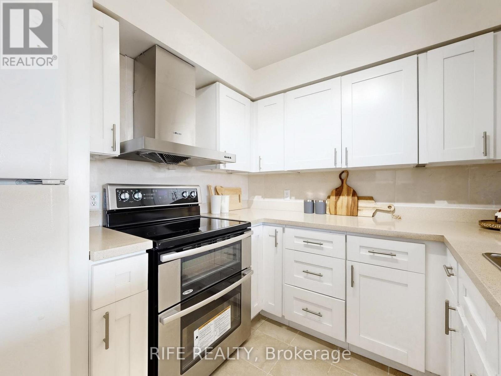 #906 260 DORIS AVENUE - 17
