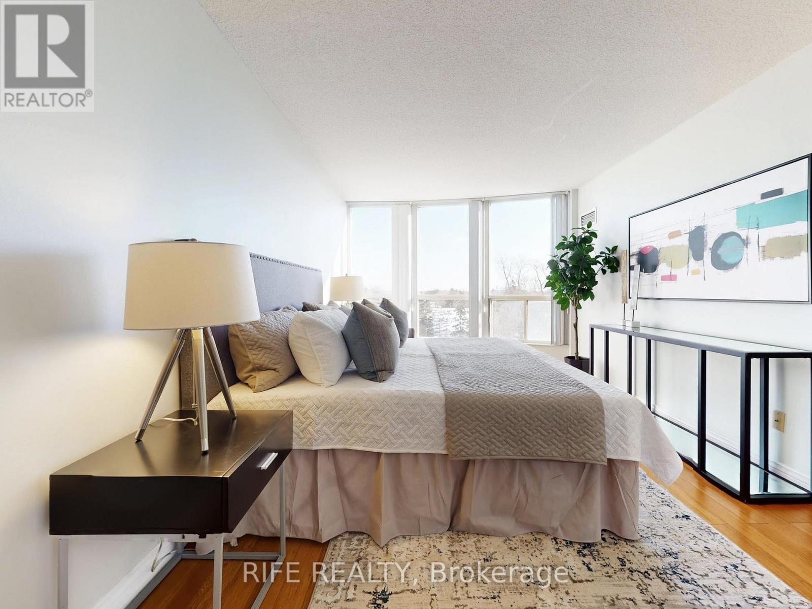 #906 260 DORIS AVENUE - 19