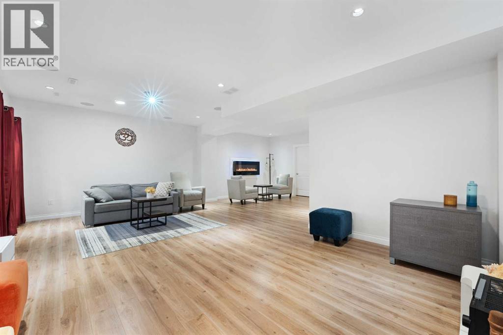 Single Family House for Sale in  Evansglen Circle NW Evanston Calgary 