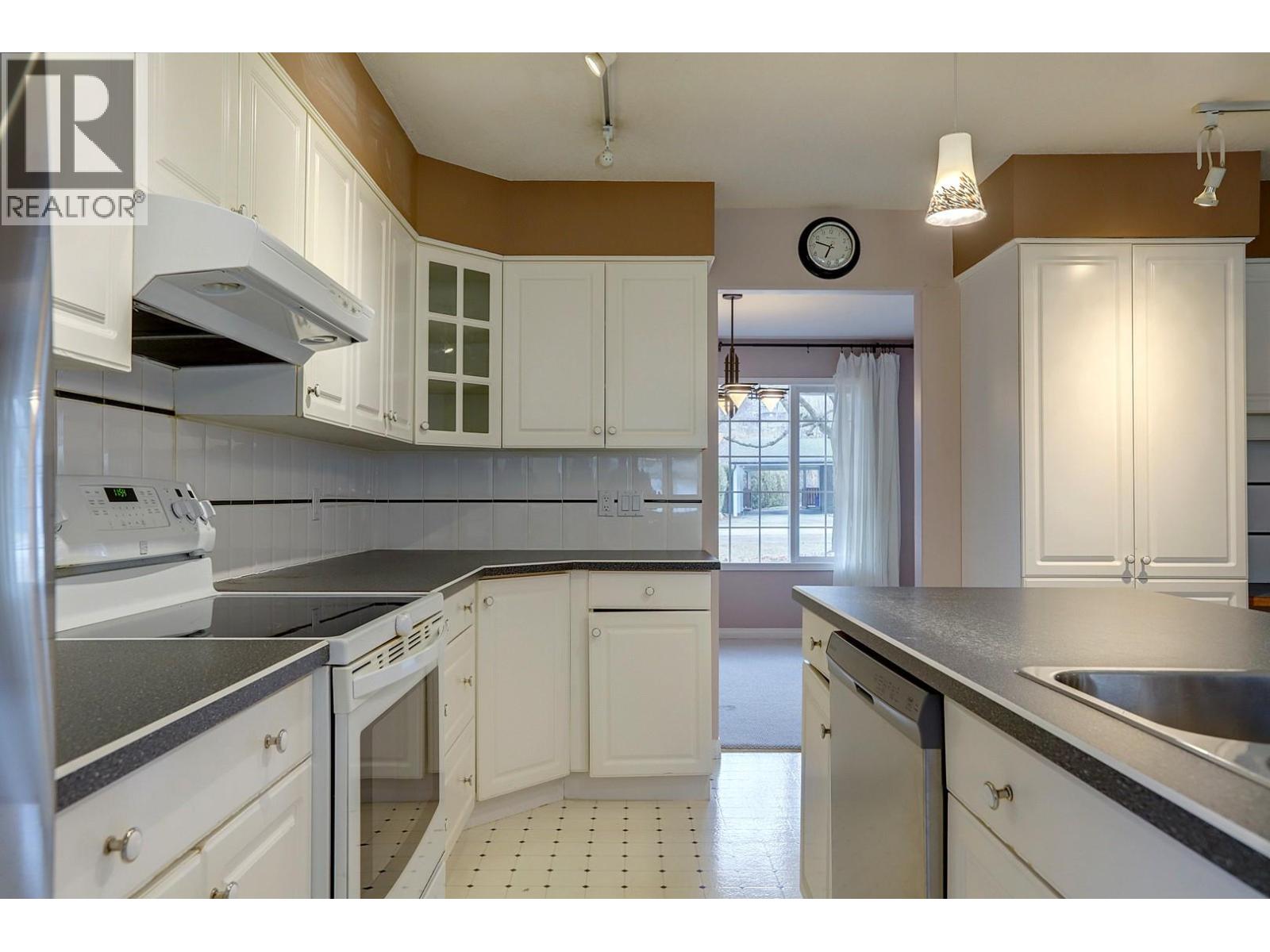 8208 Tebo Drive, Coldstream