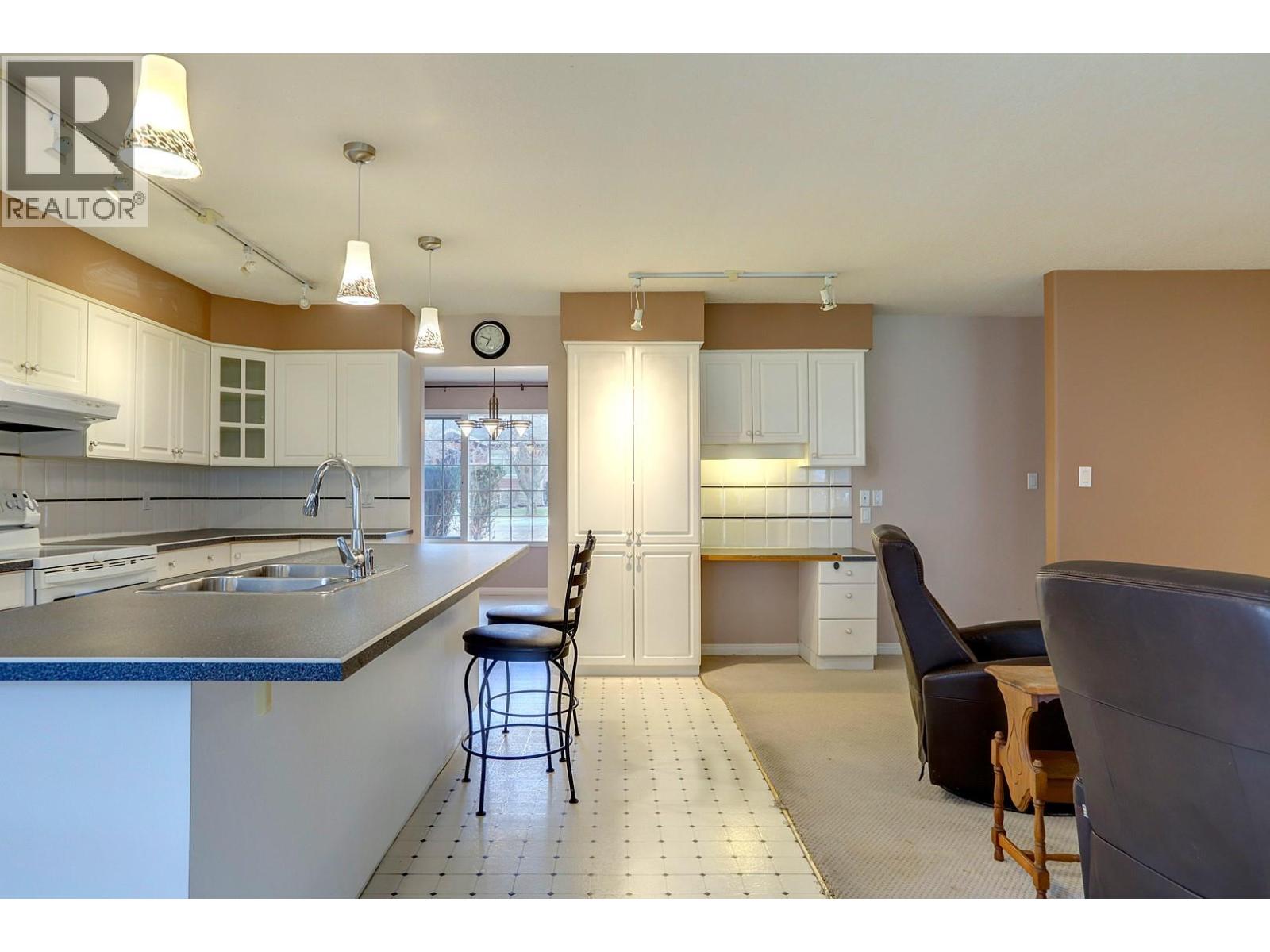 8208 Tebo Drive, Coldstream