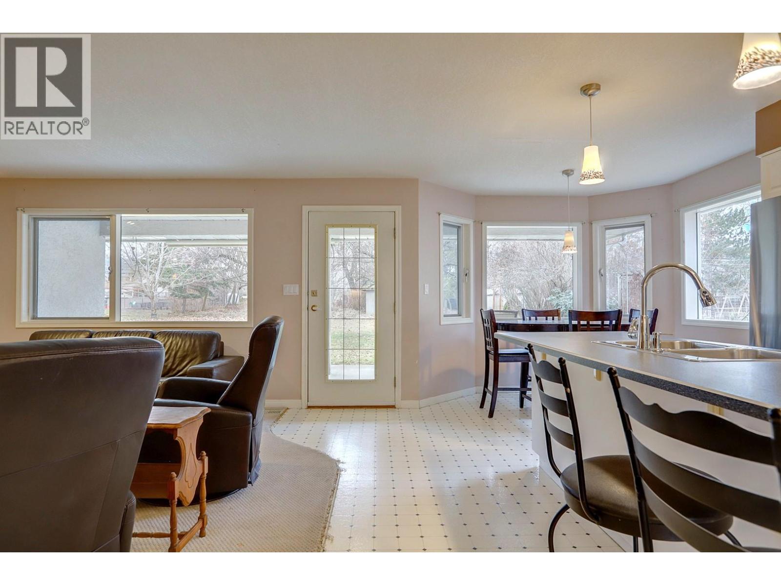 8208 Tebo Drive, Coldstream