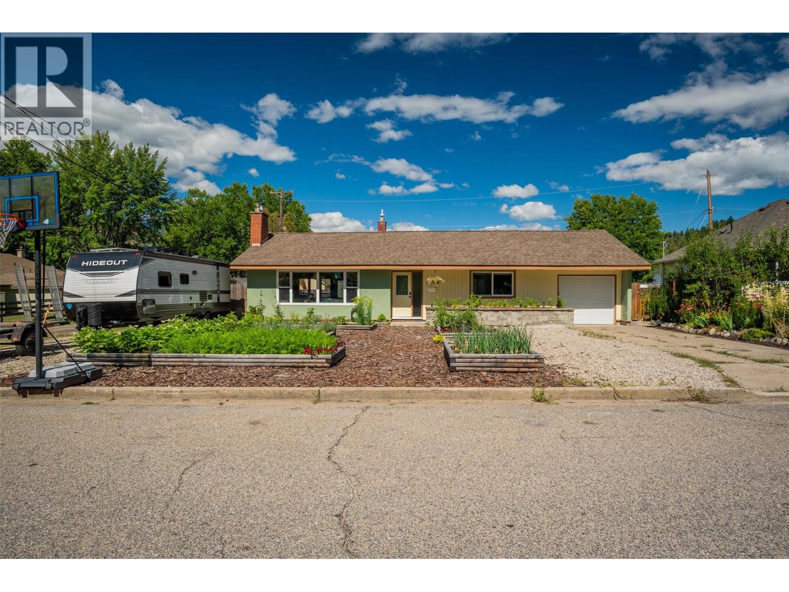 301 SYLVIA Crescent, Trail