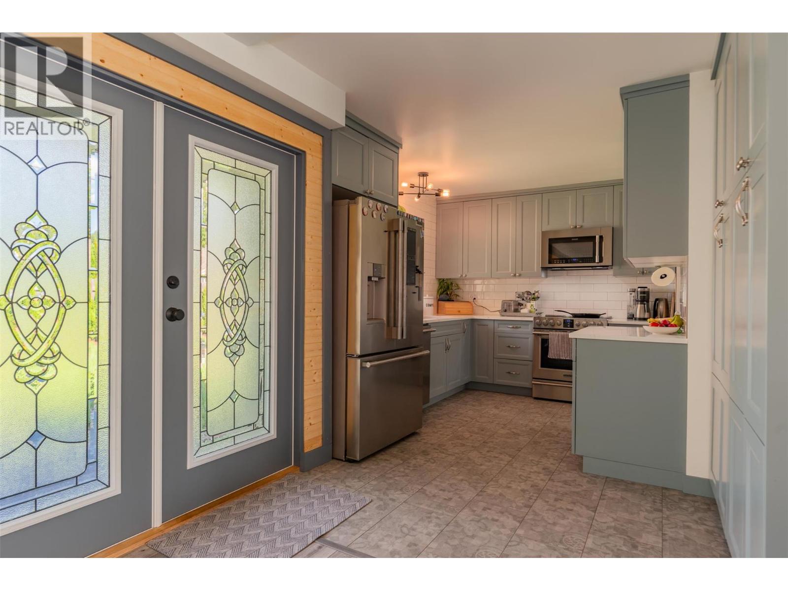 301 SYLVIA Crescent, Trail