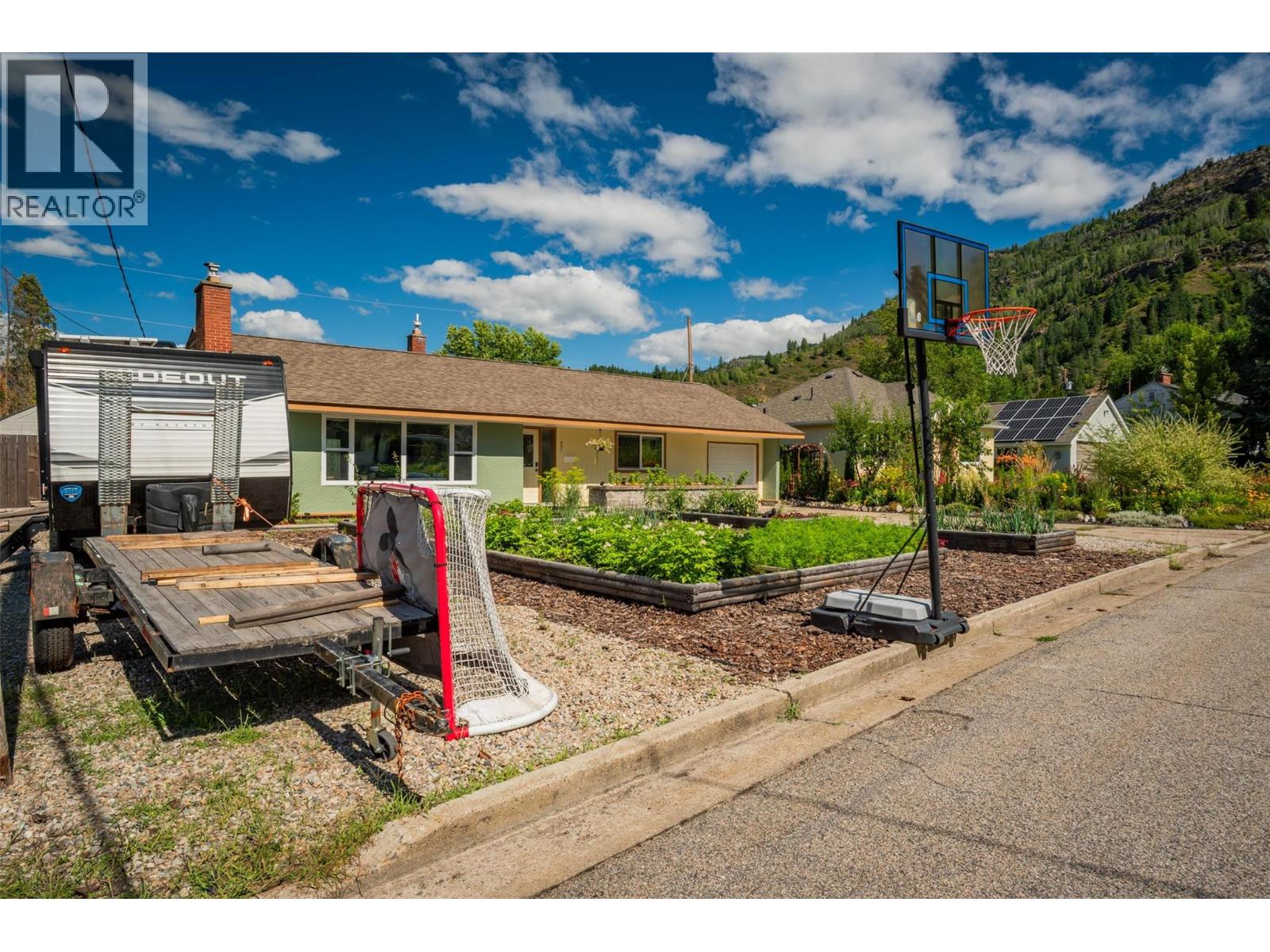 301 SYLVIA Crescent, Trail