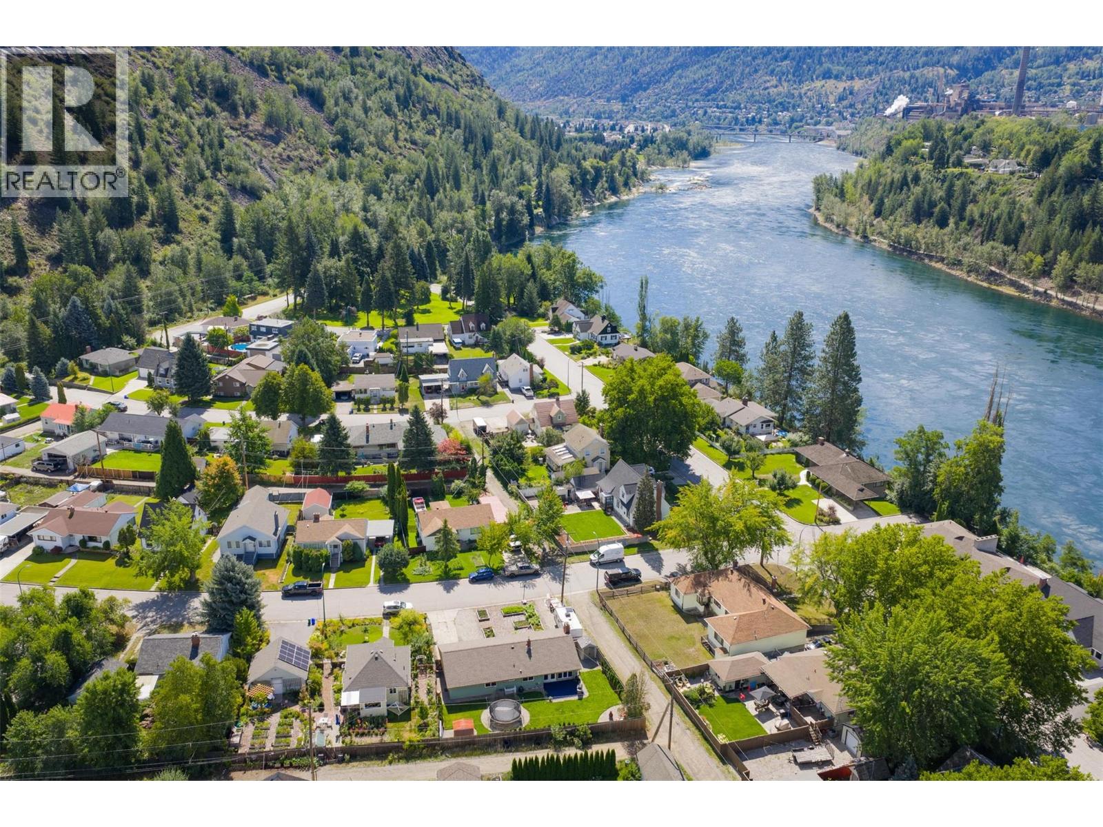 301 SYLVIA Crescent, Trail