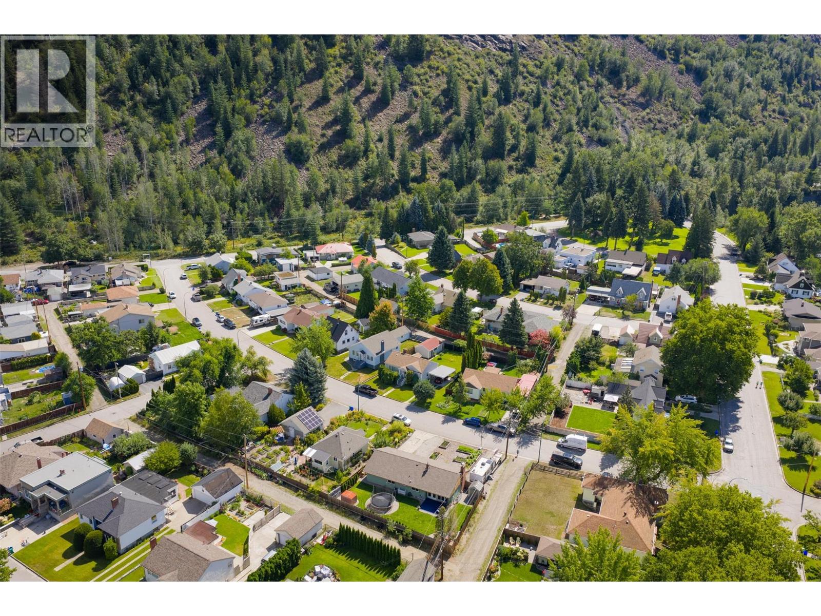 301 SYLVIA Crescent, Trail