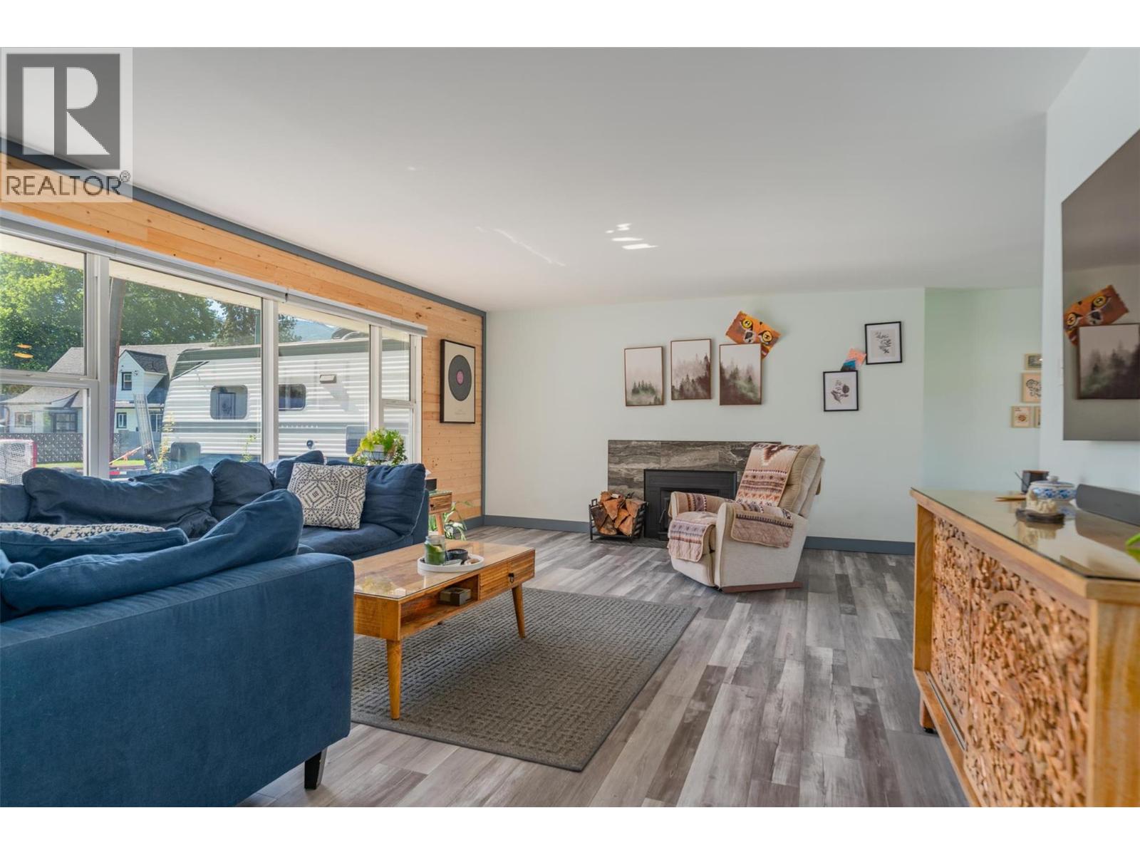 301 SYLVIA Crescent, Trail