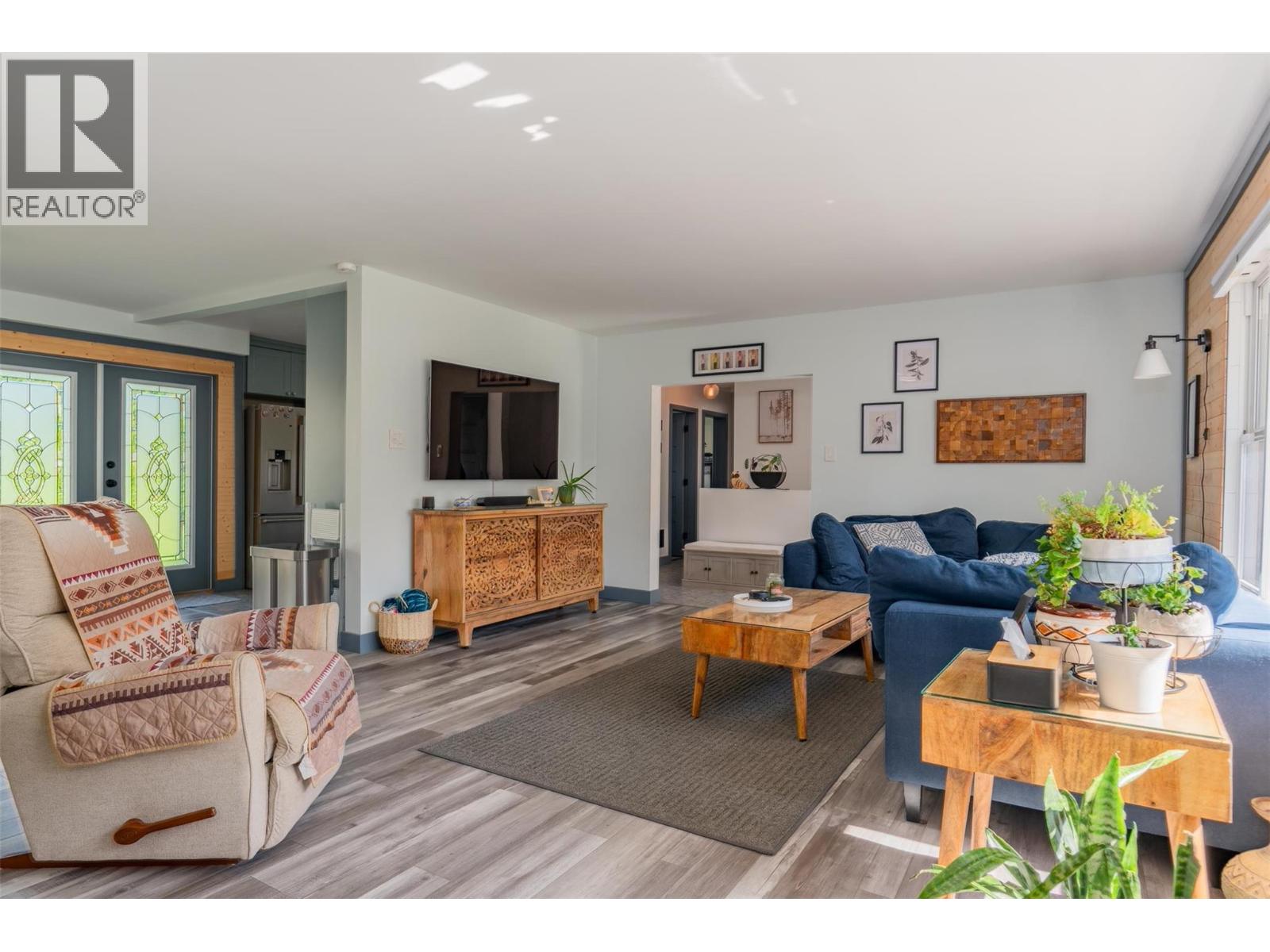 301 SYLVIA Crescent, Trail