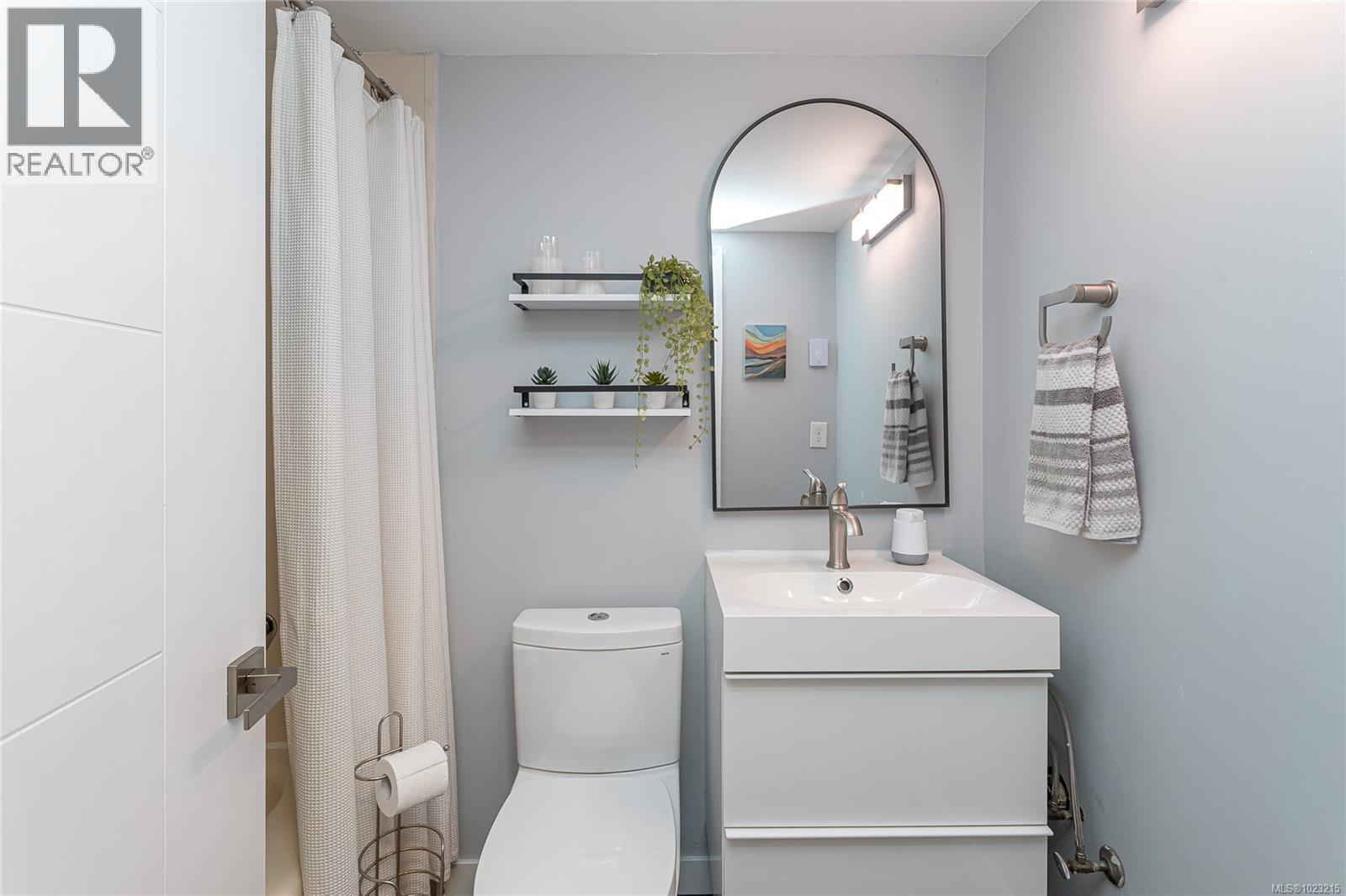 109 1655 Begbie Street, Victoria