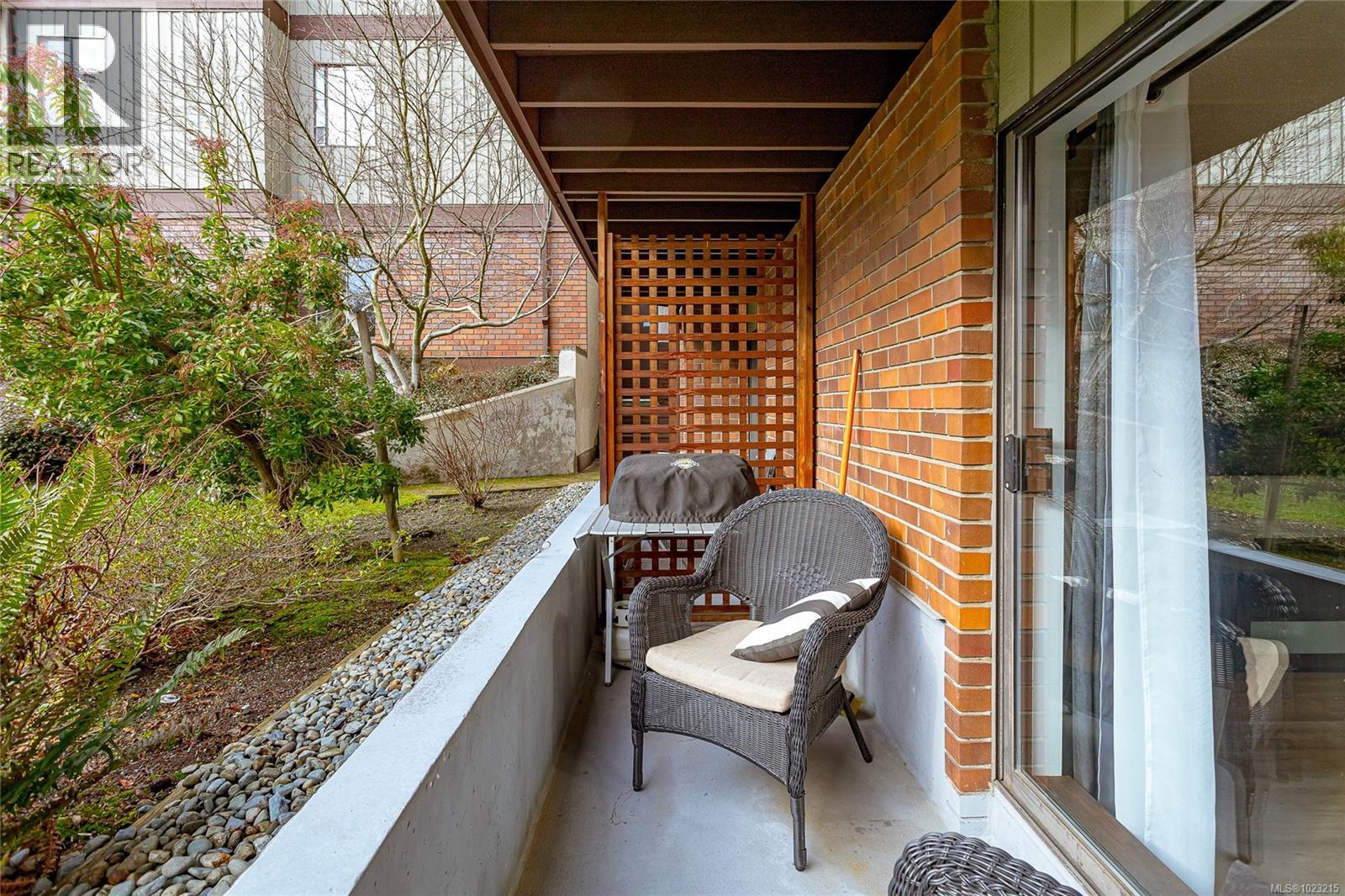 109 1655 Begbie Street, Victoria