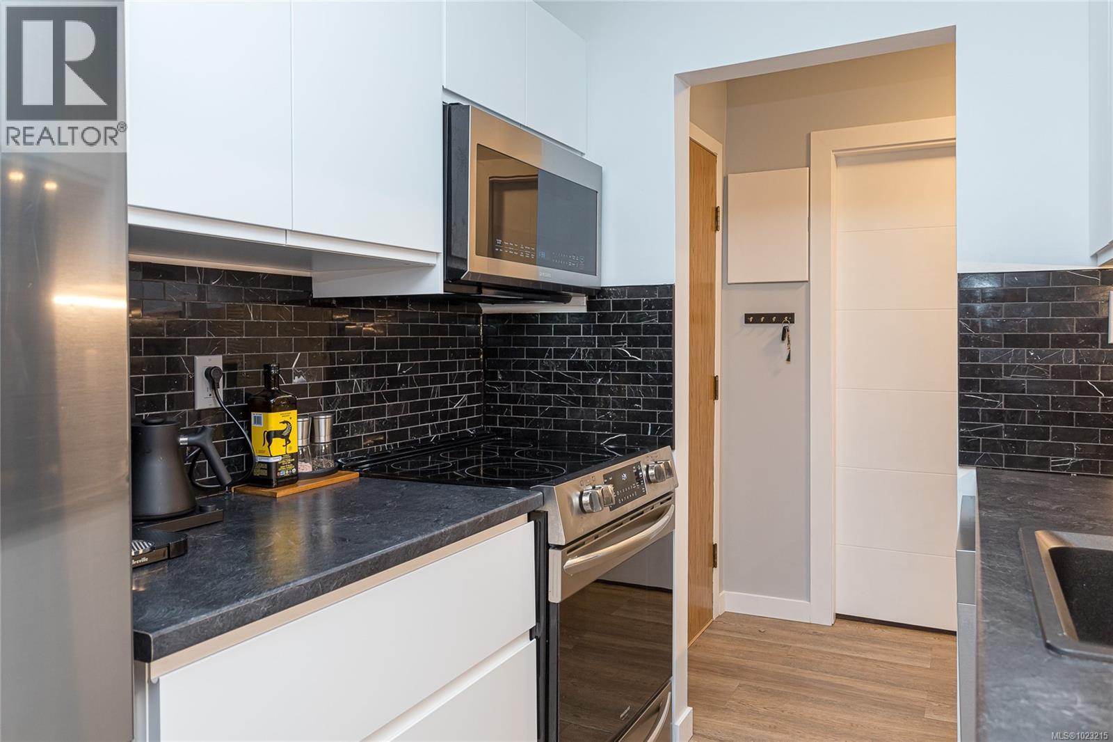 109 1655 Begbie Street, Victoria