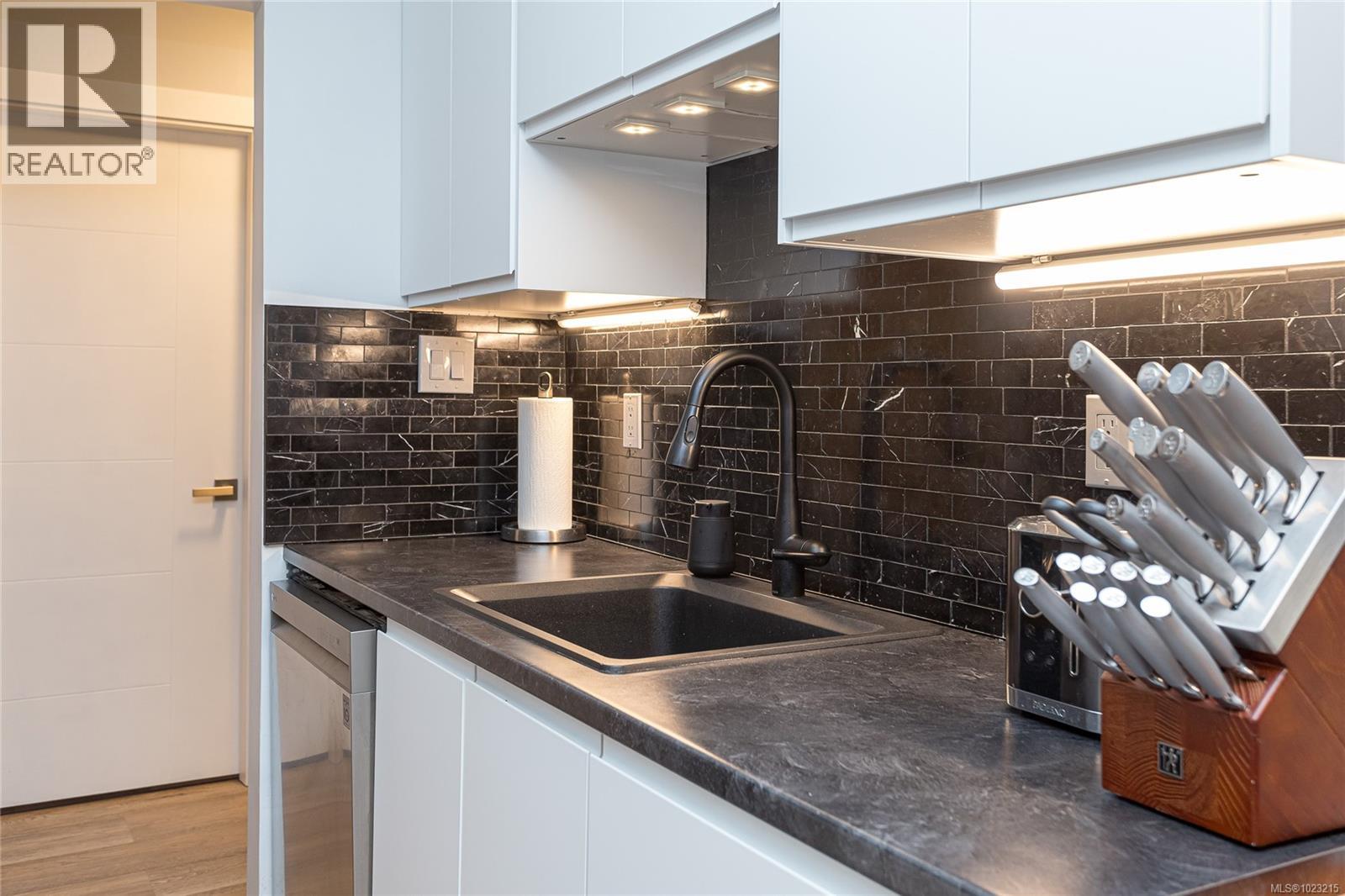 109 1655 Begbie Street, Victoria