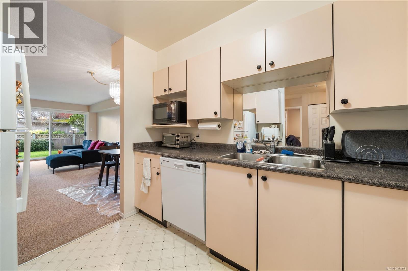 106 3724 Harriet Road, Saanich