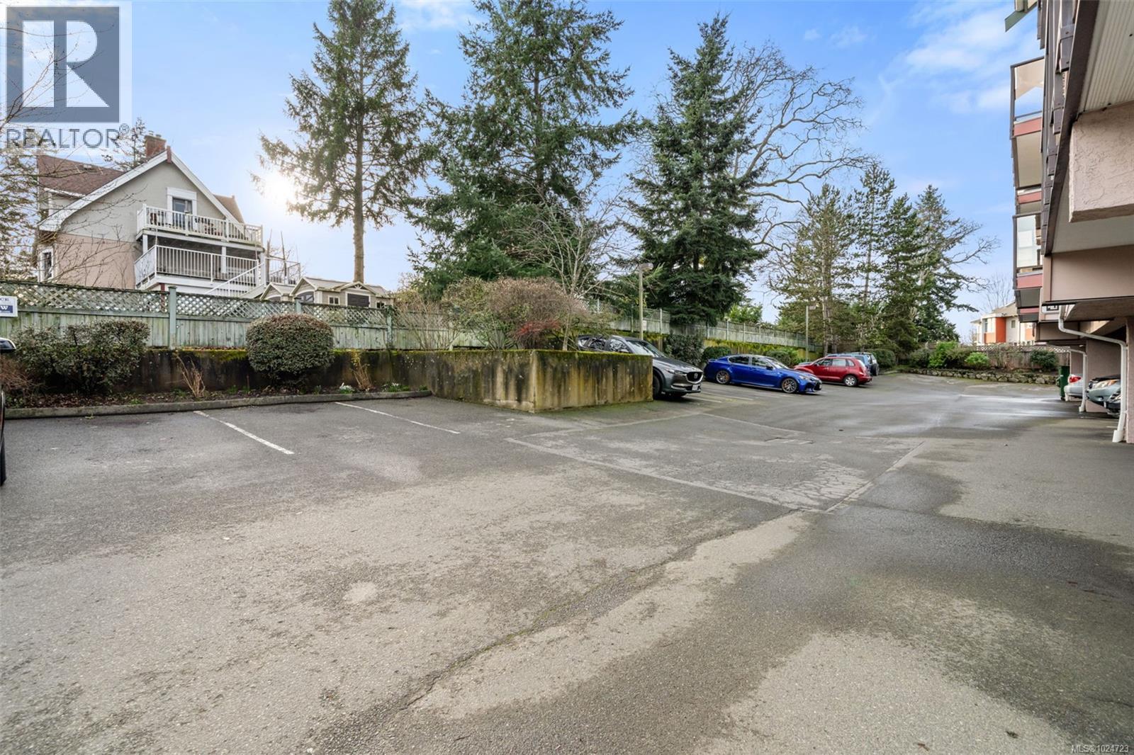 106 3724 Harriet Road, Saanich