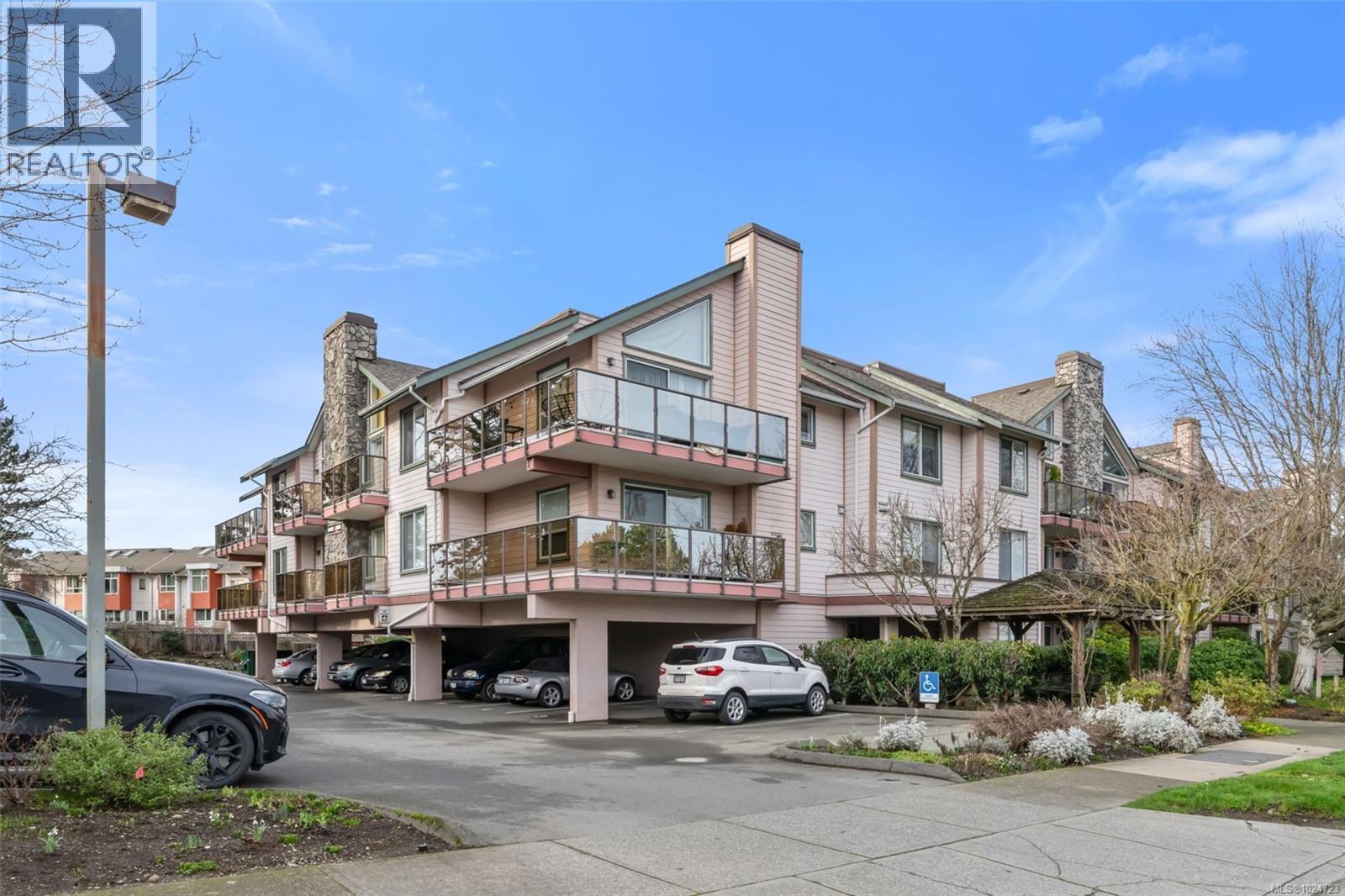 106 3724 Harriet Road, Saanich