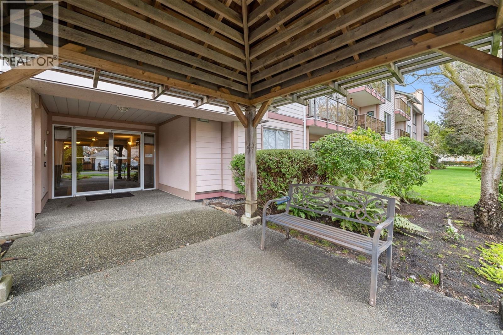 106 3724 Harriet Road, Saanich