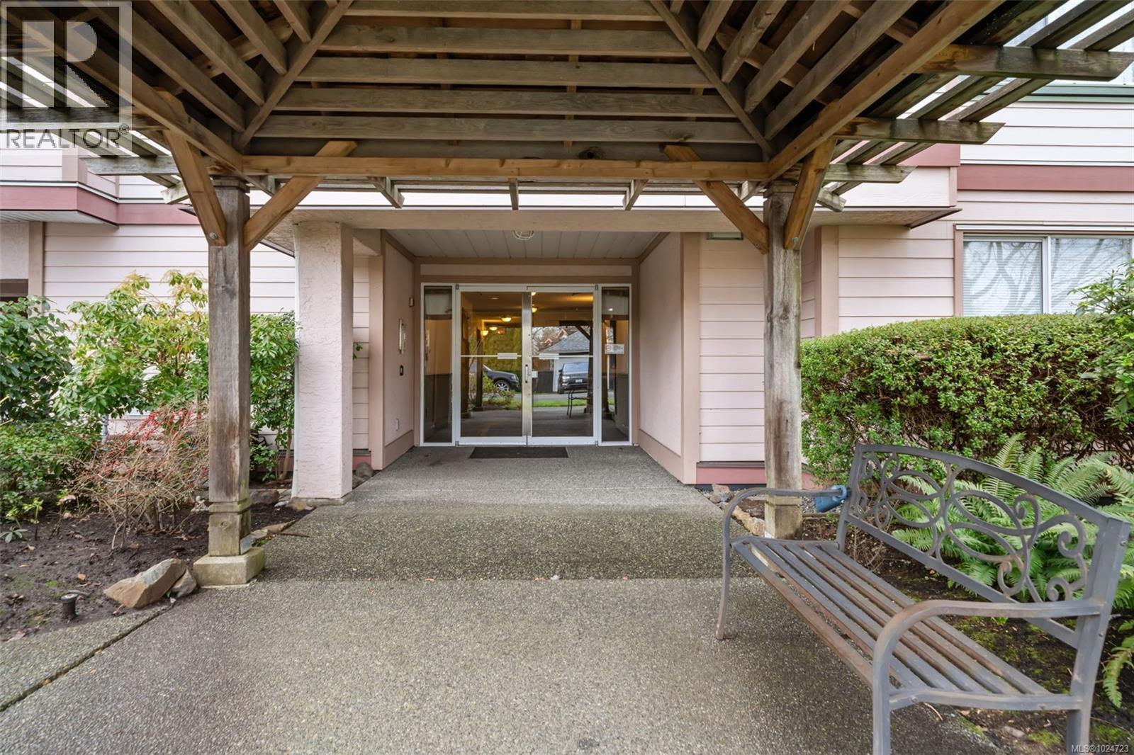 106 3724 Harriet Road, Saanich