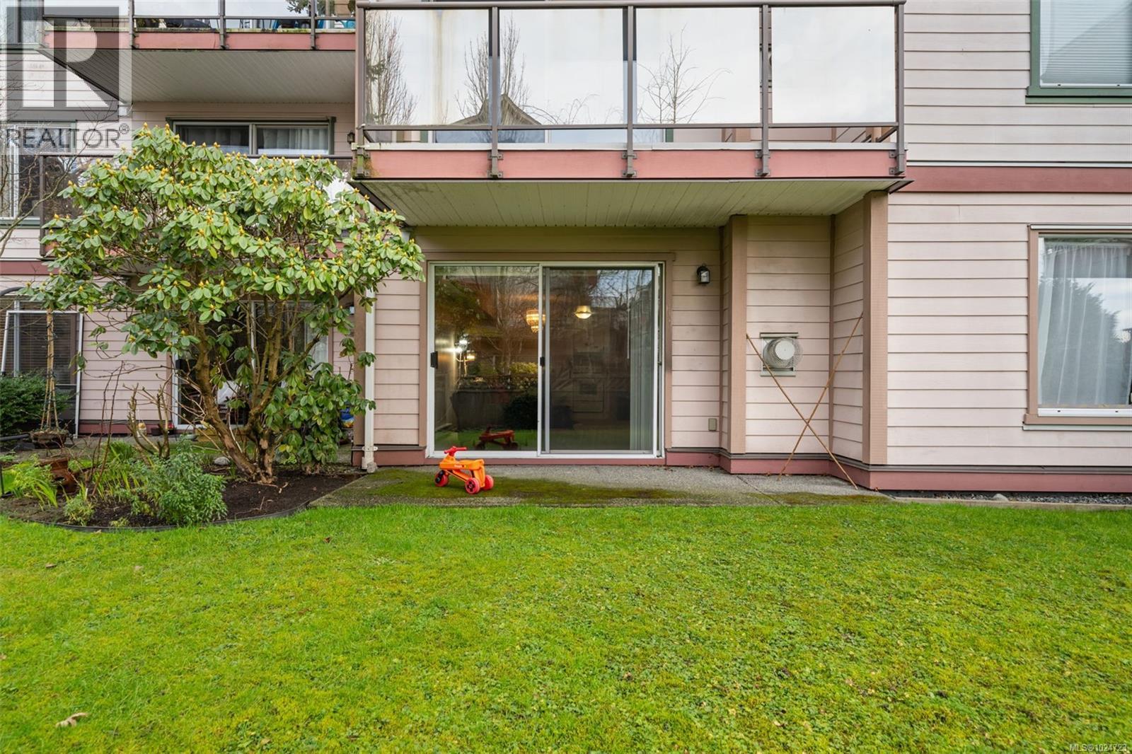 106 3724 Harriet Road, Saanich