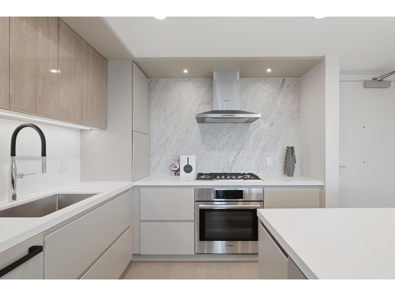 304 1526 FINLAY Street - photo 2