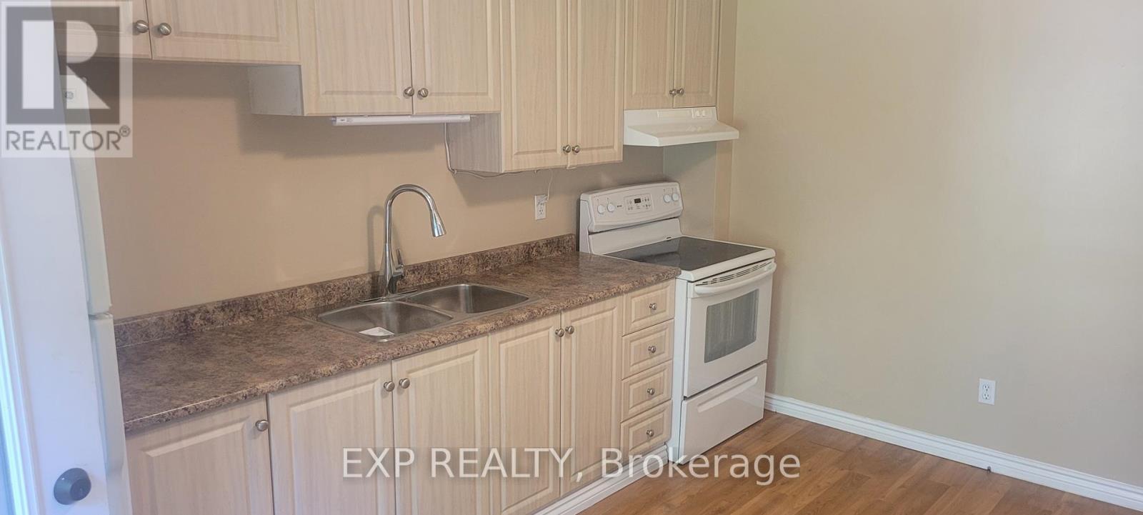 350 Tampa Unit B photo 2