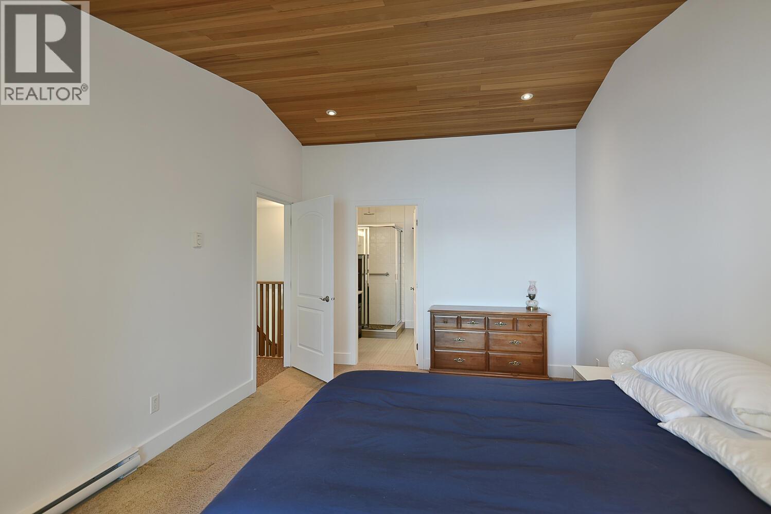 8429 REDROOFFS ROAD, Halfmoon Bay