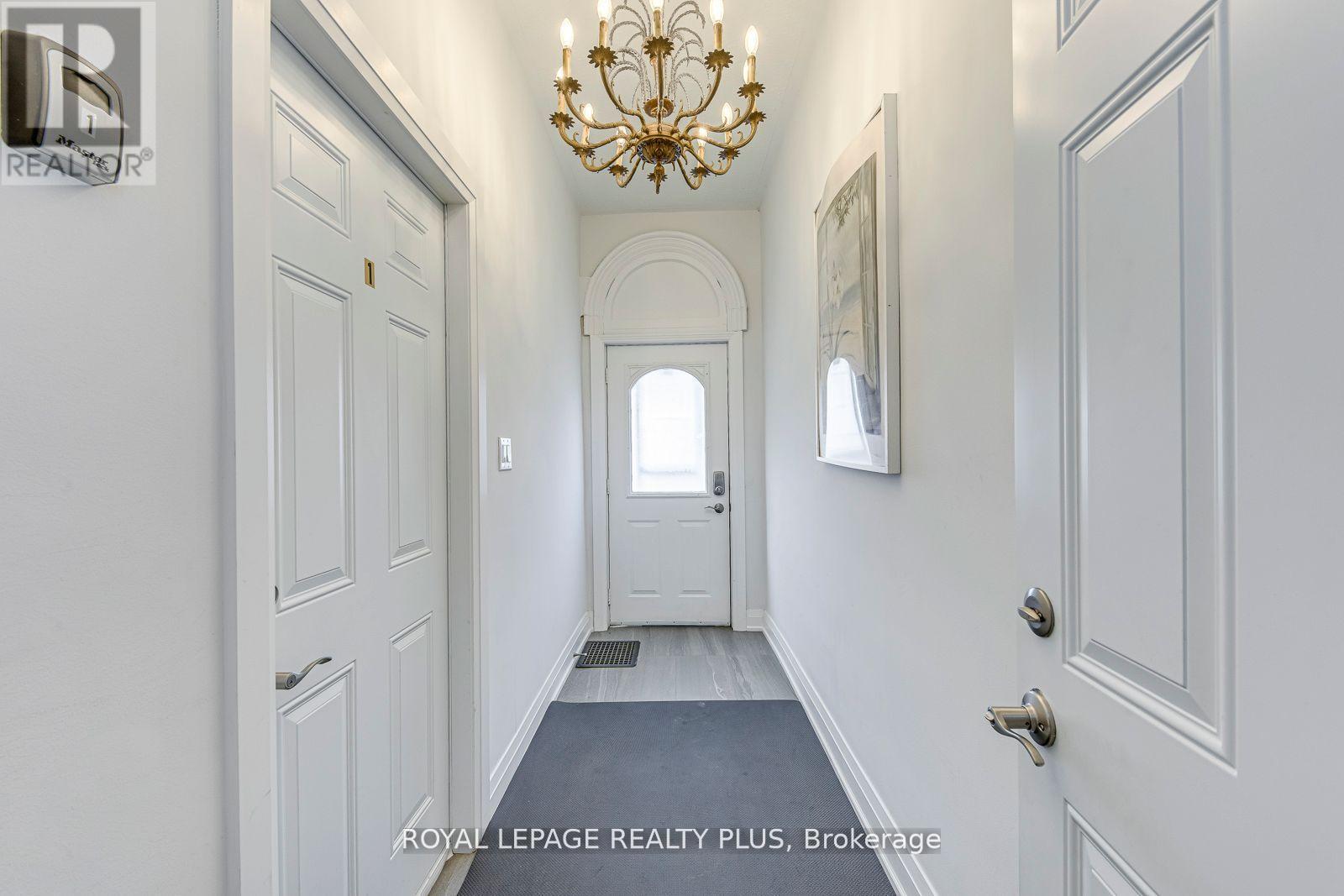 247 ROBERT STREET - Photo 4 of 41, Hamilton (Landsdale), Ontario