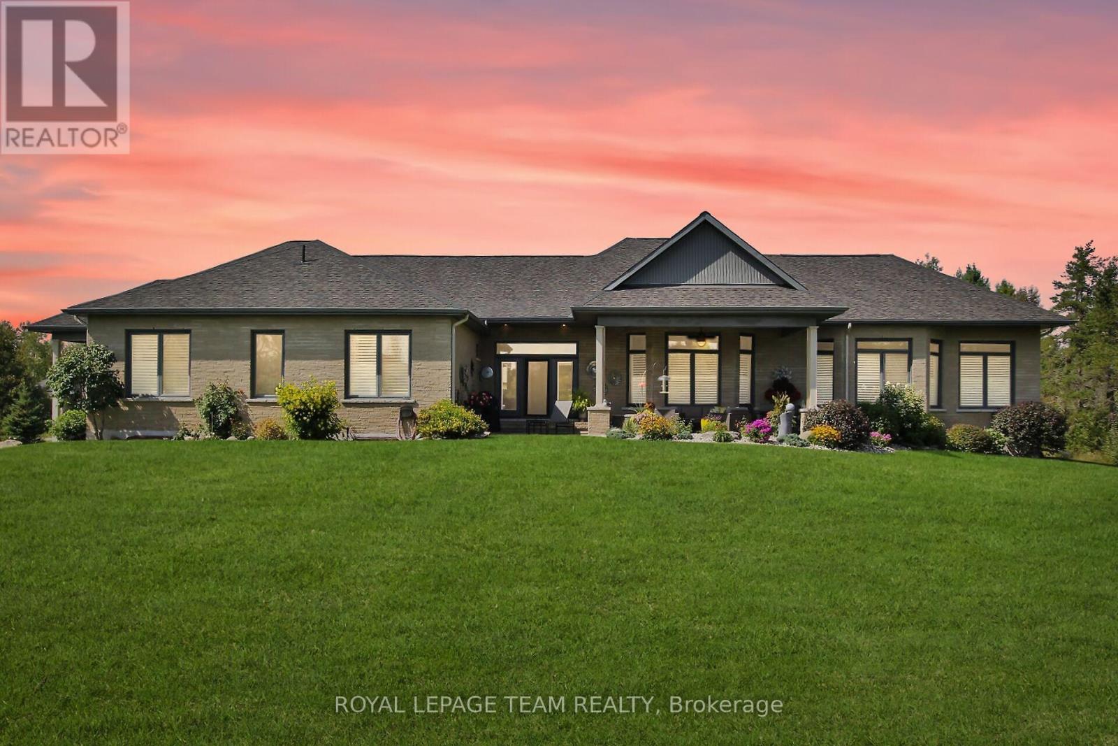 3BR & 3Bath Bungalow ~ pride of ownership t/out.