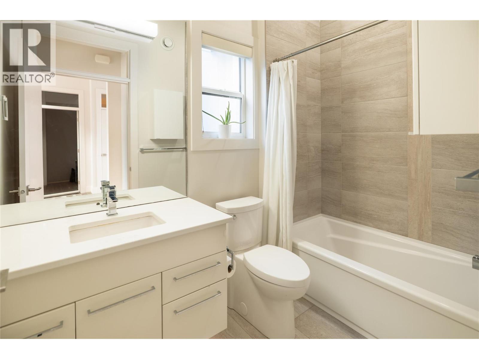 1130 Ledgeview Court, Kelowna