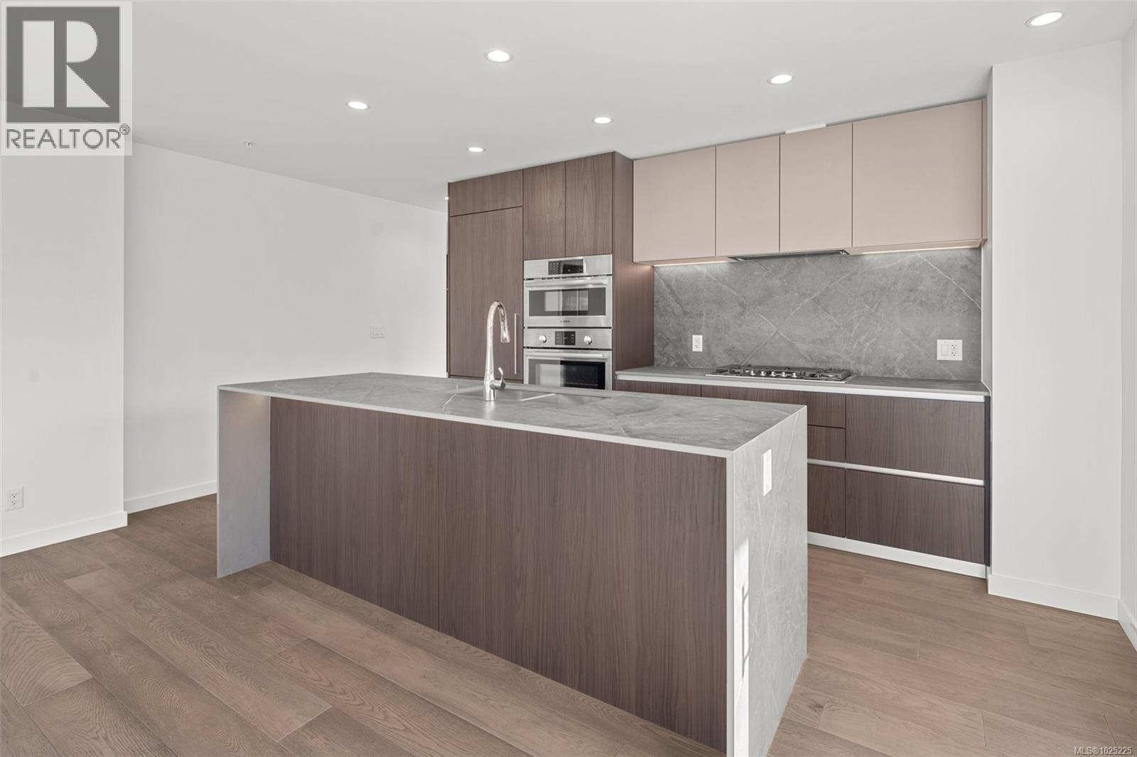 1118 2000 Hannington Road, Langford