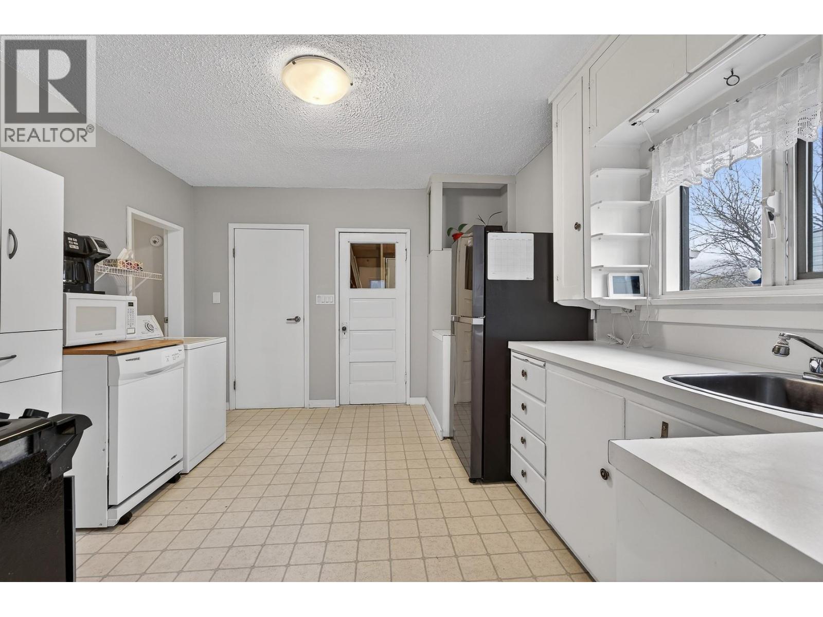 2004 33 Street, Vernon