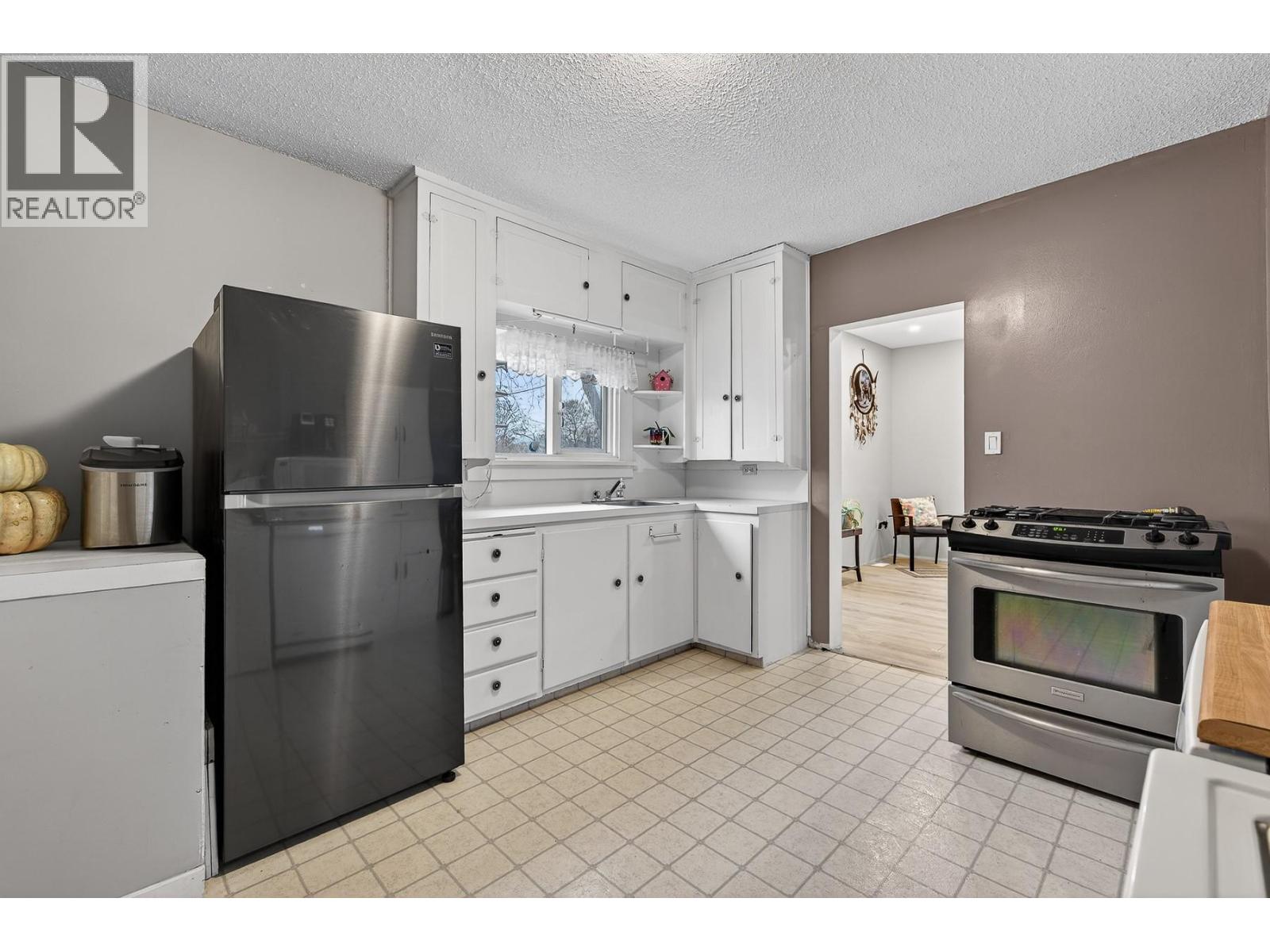 2004 33 Street, Vernon