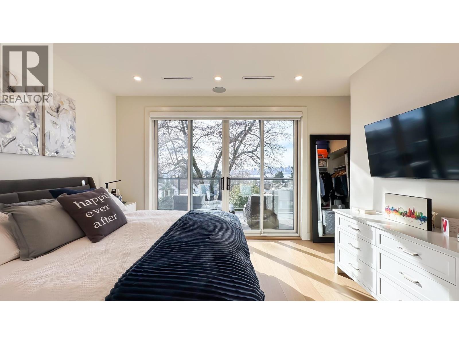 338 E 5TH STREET, North Vancouver