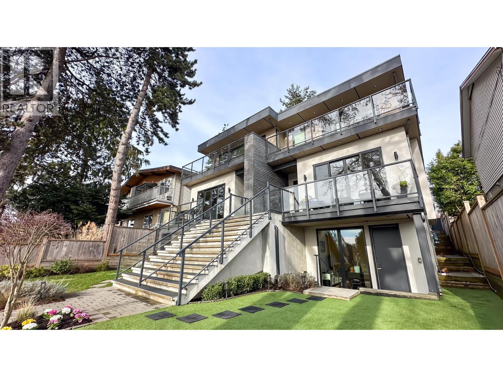 338 E 5TH STREET, North Vancouver
