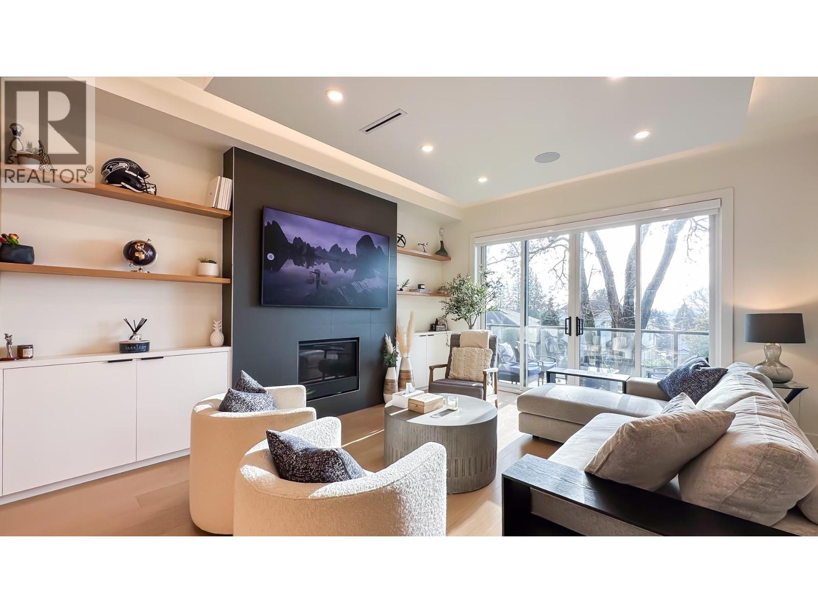 338 E 5TH STREET, North Vancouver