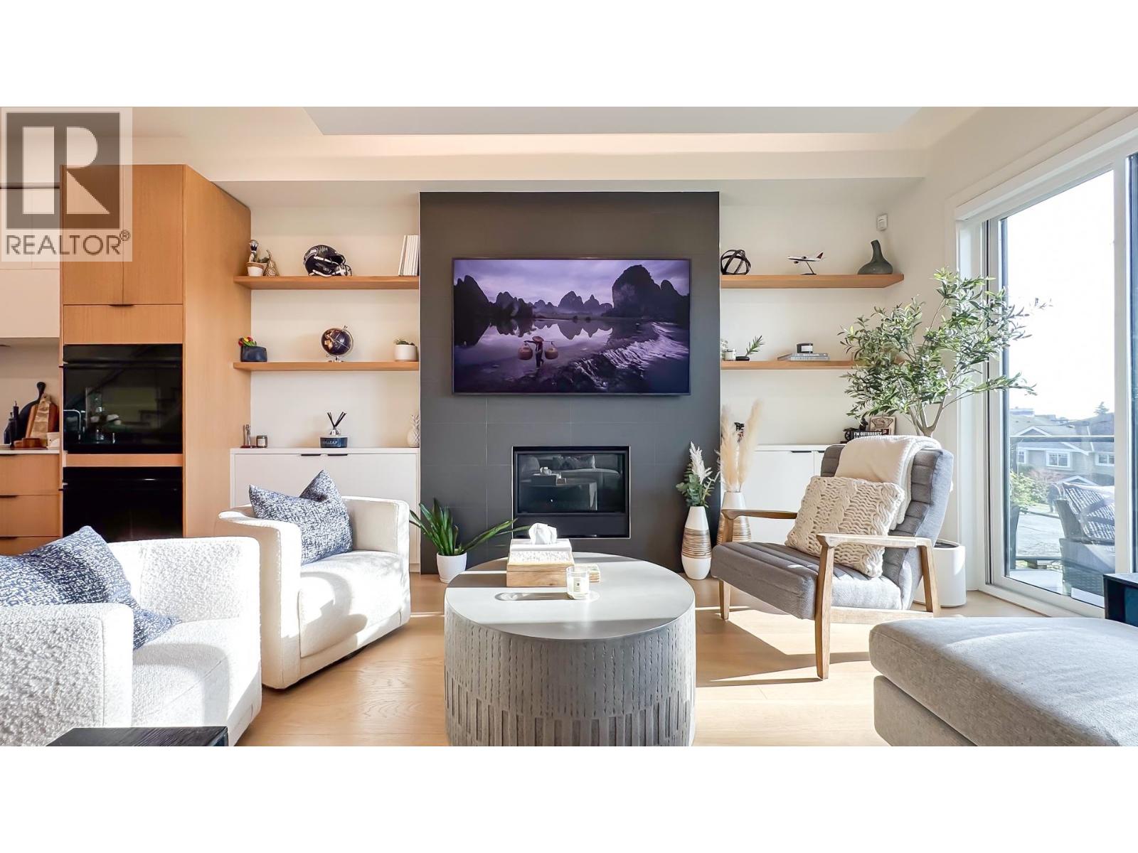 338 E 5TH STREET, North Vancouver