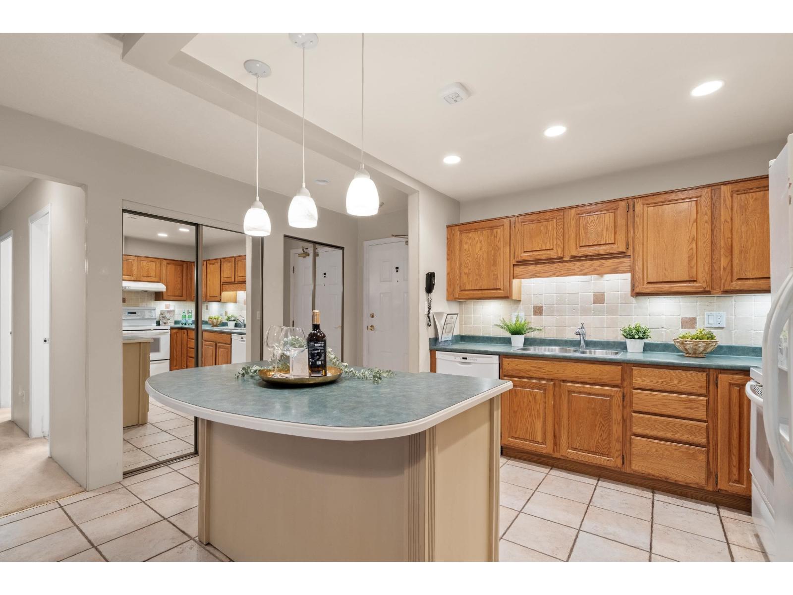 202 14950 THRIFT AVENUE, White Rock