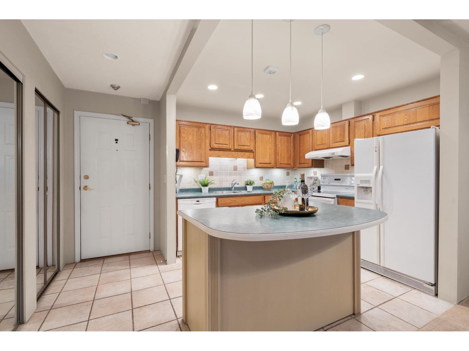 202 14950 THRIFT AVENUE, White Rock